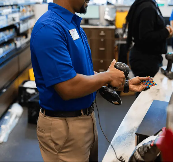 RaceTrac store associate reloading a gift card